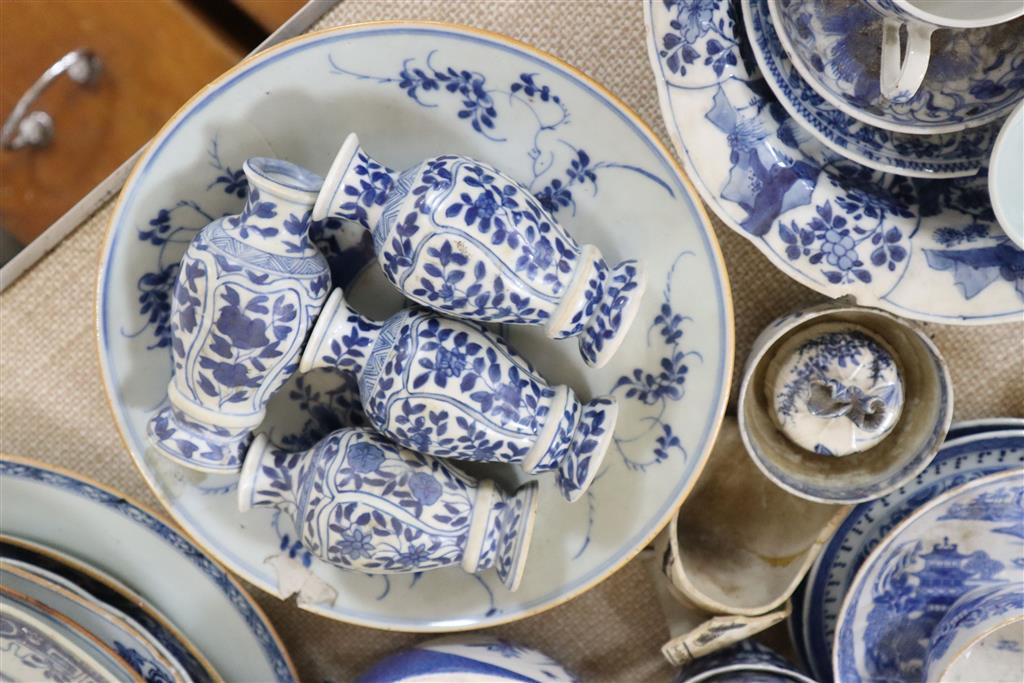 Mixed chinese blue and white ceramics, mostly damaged, for restoration